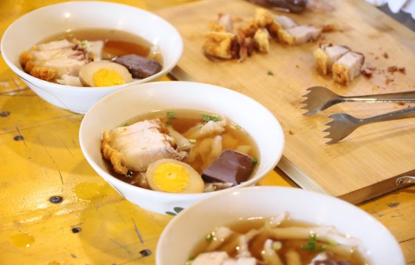 ร้านอบเชย : ก๋วยจั๊บหมูกรอบ อบไม้ละมุด