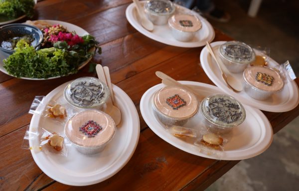 ร้านสุขเสมอ coffee and bakery house                                 :เค้กข้าวหอมนิลลายสังคโลก